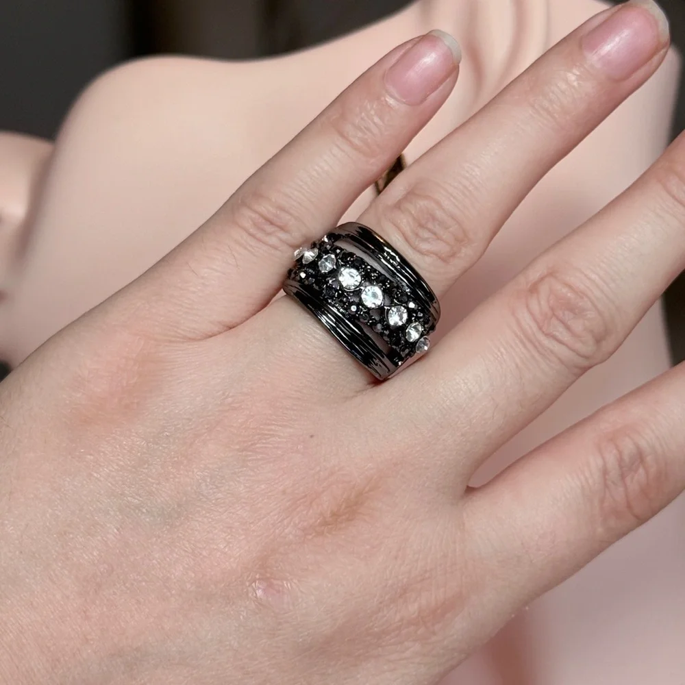 ⚜️ Elegant Black and Silver Crystal Ring